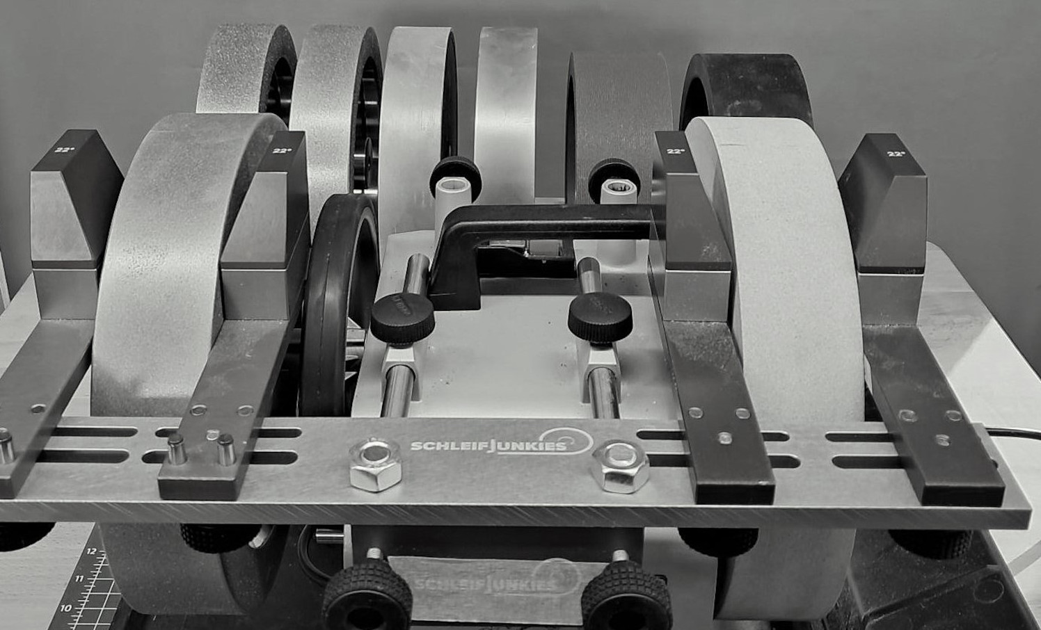 Ansicht einer Präzision-Schleifmaschine mit Diamantschleifscheiben